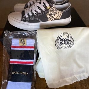 DARC SPORT - Walk 1-DIOS lowTops with a FREE pair of socks with purchase.